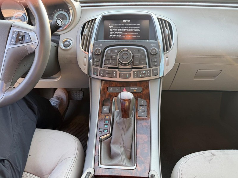 Buick LaCrosse Vehicle Full-screen Gallery Image 14