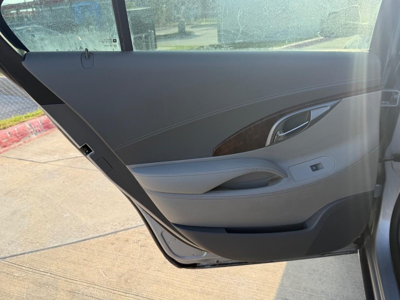 Buick LaCrosse Vehicle Full-screen Gallery Image 15