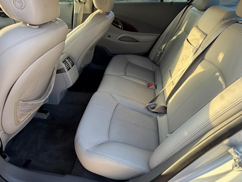 Buick LaCrosse Vehicle Full-screen Gallery Image 16