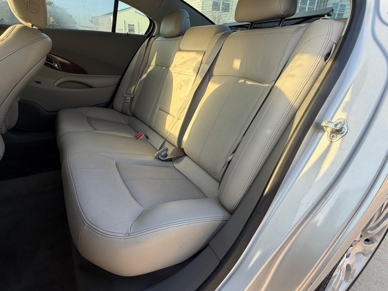 Buick LaCrosse Vehicle Full-screen Gallery Image 17