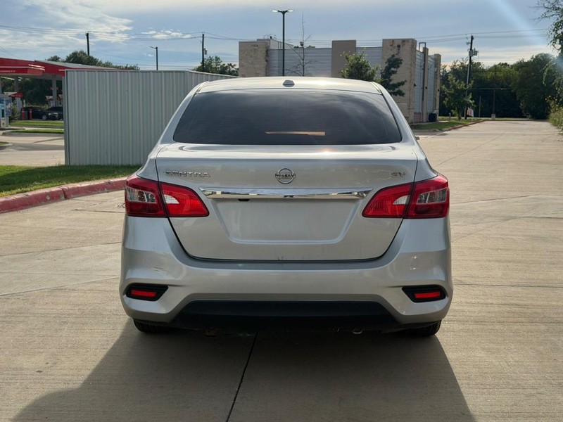 Nissan Sentra Vehicle Full-screen Gallery Image 05