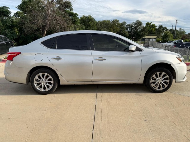 Nissan Sentra Vehicle Full-screen Gallery Image 07