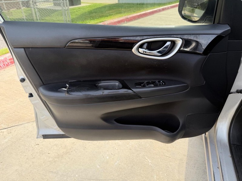 Nissan Sentra Vehicle Full-screen Gallery Image 10