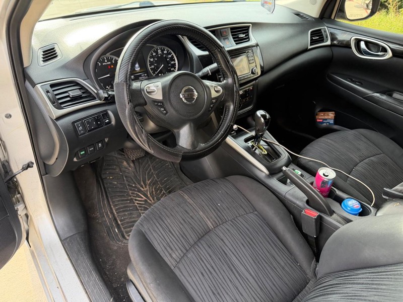 Nissan Sentra Vehicle Full-screen Gallery Image 11