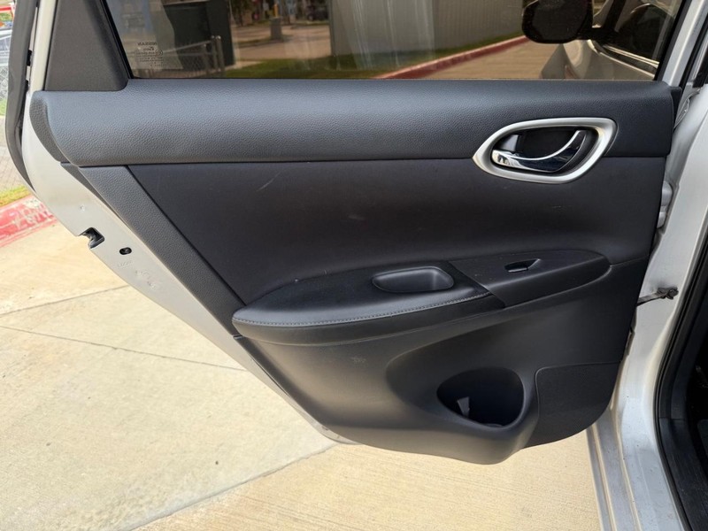 Nissan Sentra Vehicle Full-screen Gallery Image 15