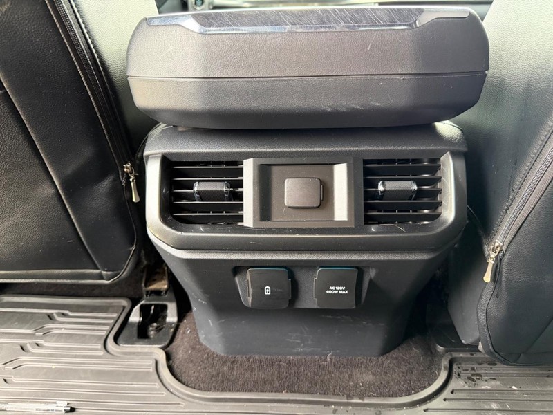 Ford F-150 Vehicle Full-screen Gallery Image 18