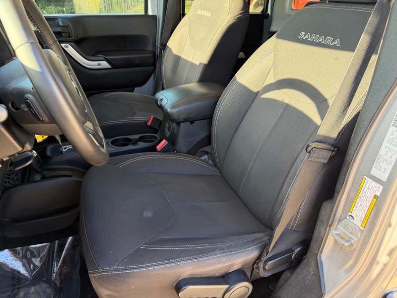 Jeep Wrangler Unlimited Vehicle Full-screen Gallery Image 12