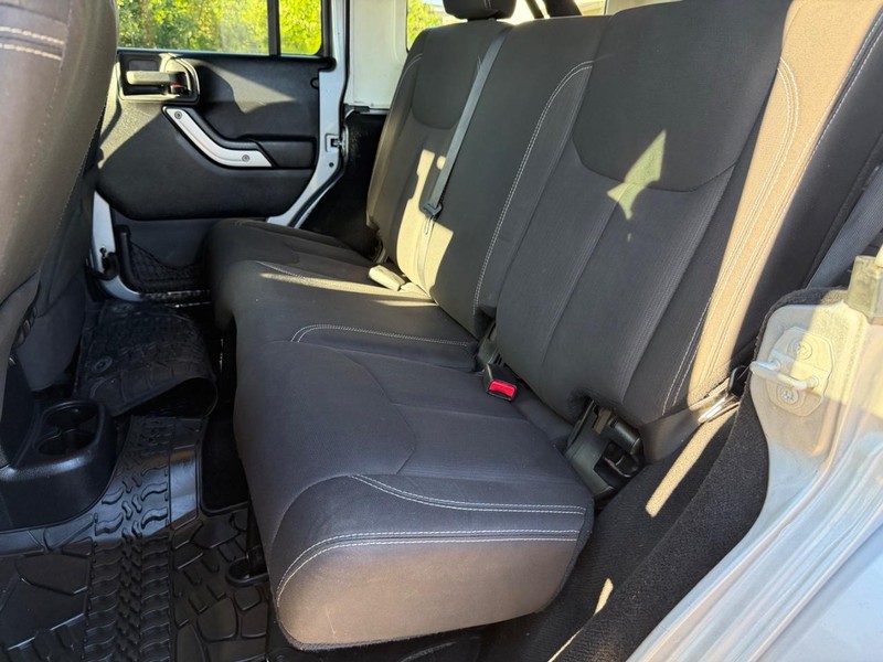 Jeep Wrangler Unlimited Vehicle Full-screen Gallery Image 17