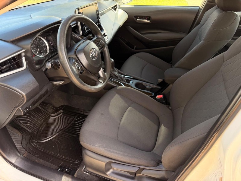 Toyota Corolla Vehicle Full-screen Gallery Image 11