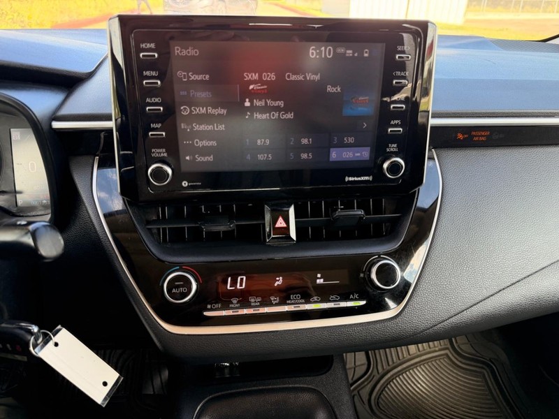 Toyota Corolla Vehicle Full-screen Gallery Image 13