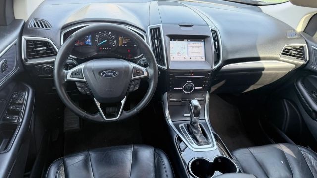 Ford Edge Vehicle Full-screen Gallery Image 06