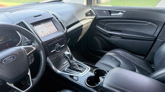 Ford Edge Vehicle Full-screen Gallery Image 08