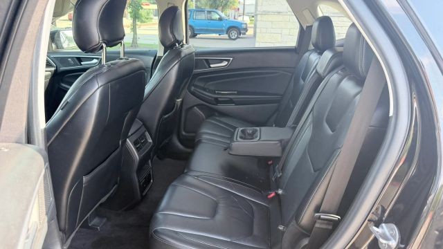Ford Edge Vehicle Full-screen Gallery Image 09