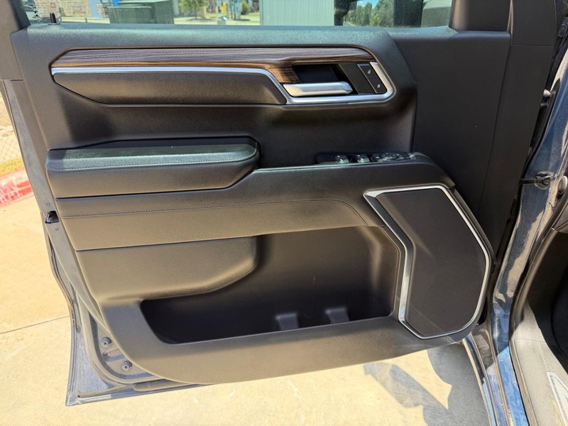 Chevrolet Silverado 1500 Vehicle Full-screen Gallery Image 13