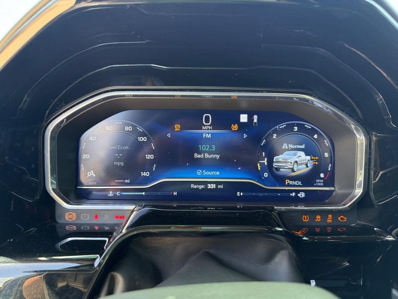 Chevrolet Silverado 1500 Vehicle Full-screen Gallery Image 16