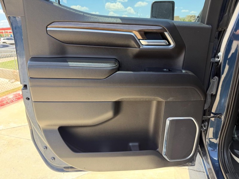 Chevrolet Silverado 1500 Vehicle Full-screen Gallery Image 19