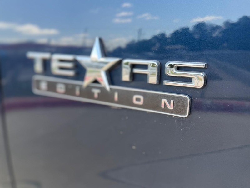 Chevrolet Silverado 1500 Vehicle Full-screen Gallery Image 25