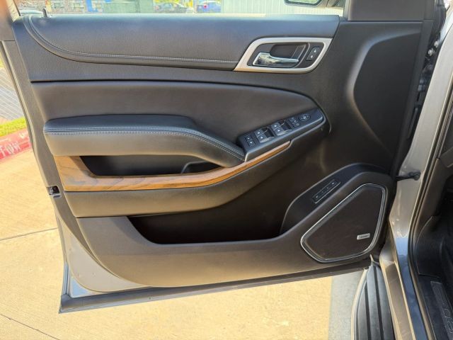 GMC Yukon XL Vehicle Full-screen Gallery Image 10