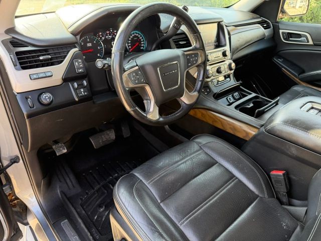 GMC Yukon XL Vehicle Full-screen Gallery Image 11
