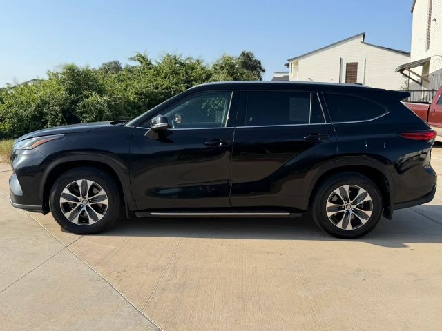 Toyota Highlander Vehicle Full-screen Gallery Image 03