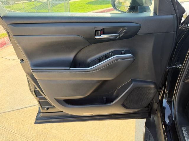 Toyota Highlander Vehicle Full-screen Gallery Image 10