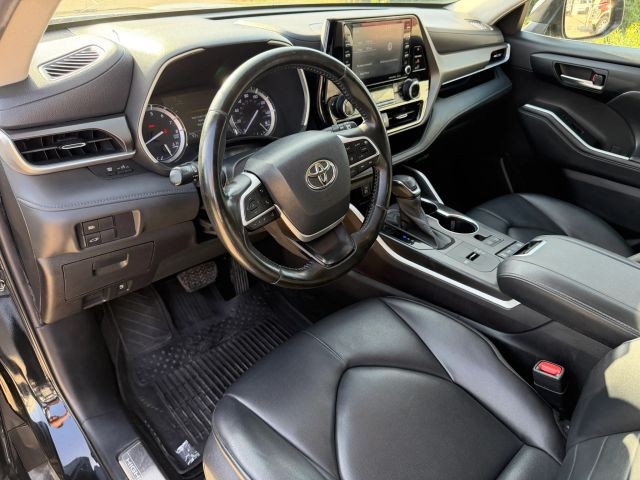 Toyota Highlander Vehicle Full-screen Gallery Image 11