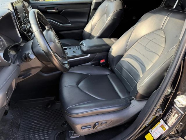 Toyota Highlander Vehicle Full-screen Gallery Image 12