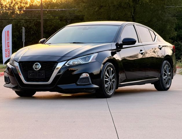Nissan Altima Vehicle Full-screen Gallery Image 02