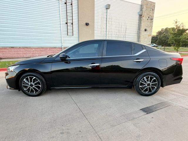 Nissan Altima Vehicle Full-screen Gallery Image 03
