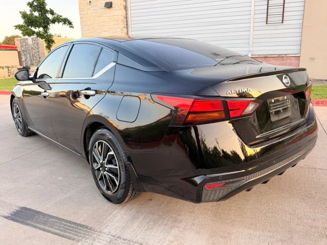 Nissan Altima Vehicle Full-screen Gallery Image 04