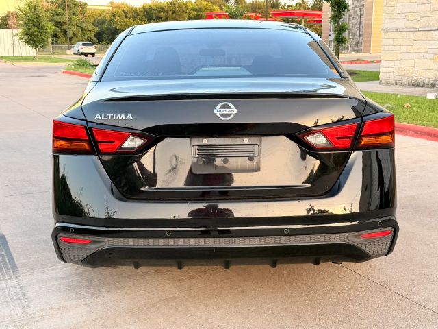 Nissan Altima Vehicle Full-screen Gallery Image 05