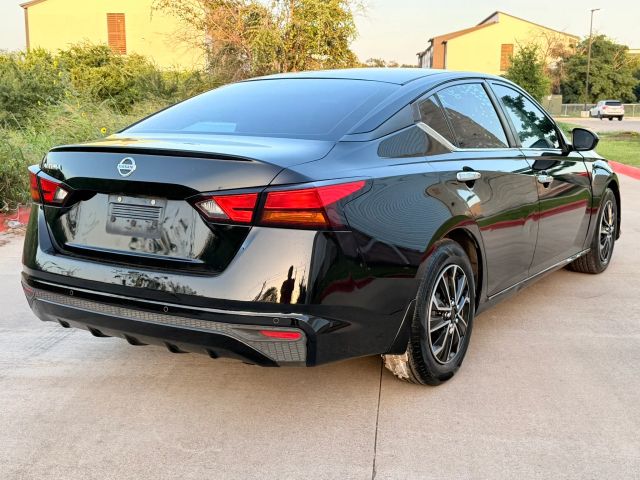 Nissan Altima Vehicle Full-screen Gallery Image 06