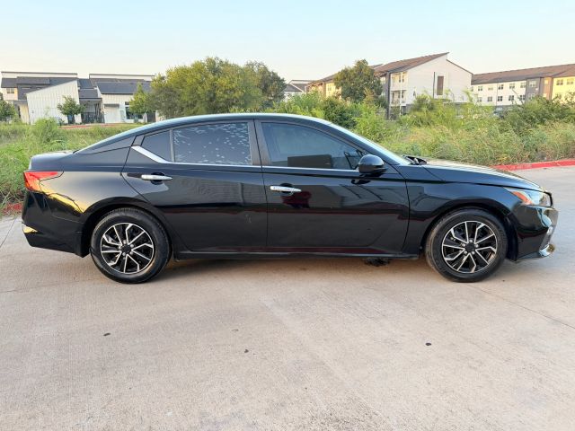 Nissan Altima Vehicle Full-screen Gallery Image 07