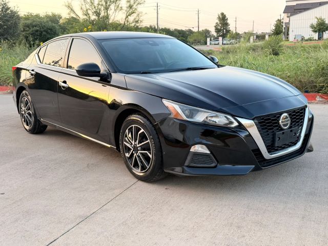 Nissan Altima Vehicle Full-screen Gallery Image 08