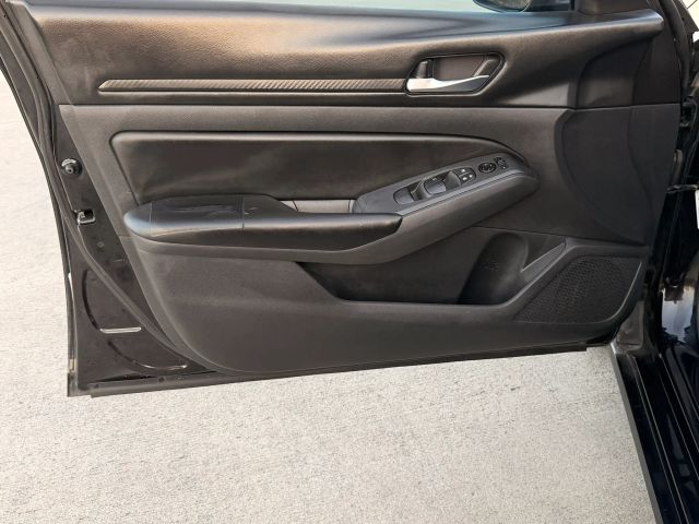 Nissan Altima Vehicle Full-screen Gallery Image 09