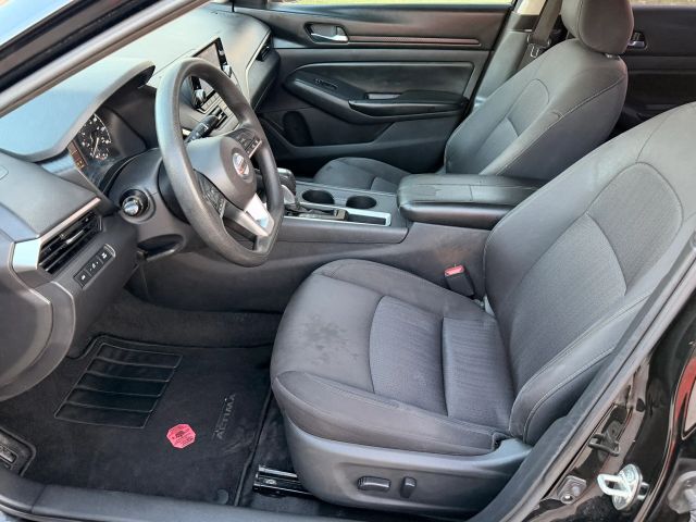 Nissan Altima Vehicle Full-screen Gallery Image 10