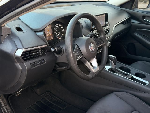 Nissan Altima Vehicle Full-screen Gallery Image 11