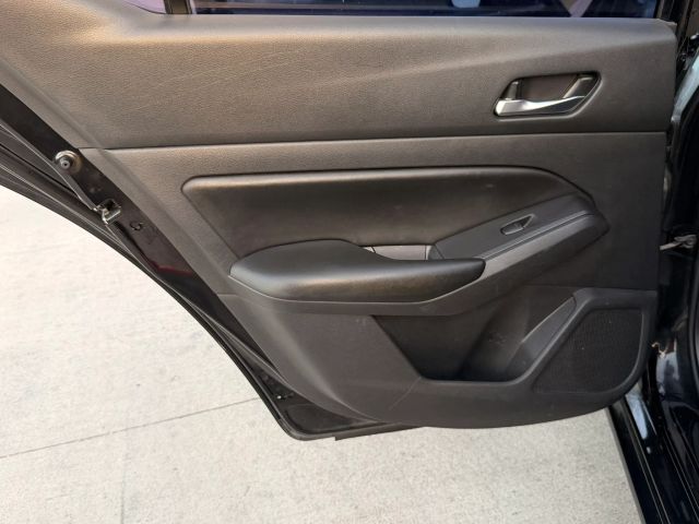 Nissan Altima Vehicle Full-screen Gallery Image 12