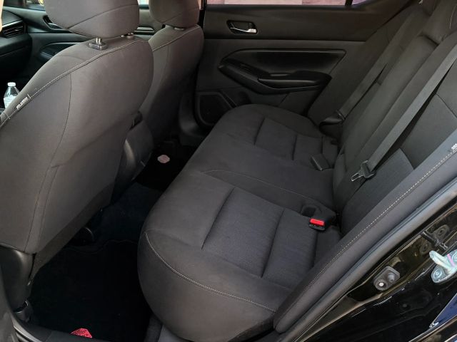 Nissan Altima Vehicle Full-screen Gallery Image 13