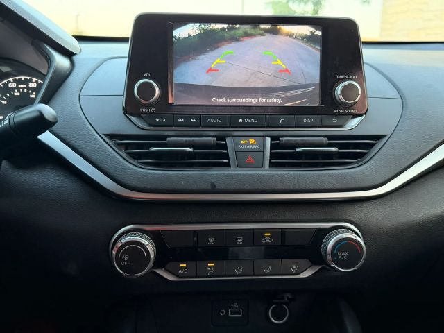 Nissan Altima Vehicle Full-screen Gallery Image 14