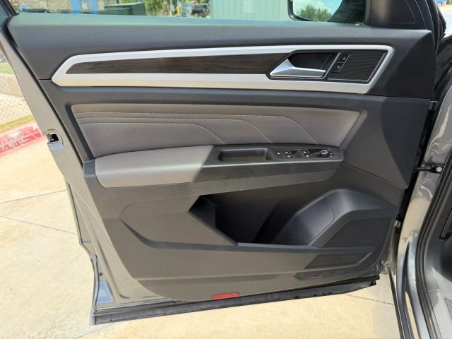 Volkswagen Atlas Vehicle Full-screen Gallery Image 10