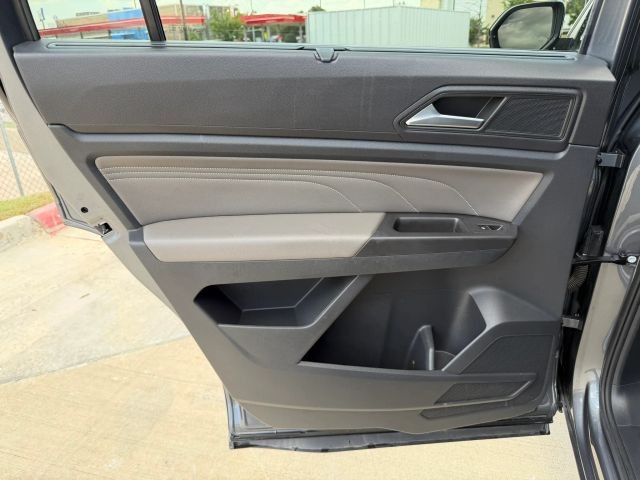 Volkswagen Atlas Vehicle Full-screen Gallery Image 15