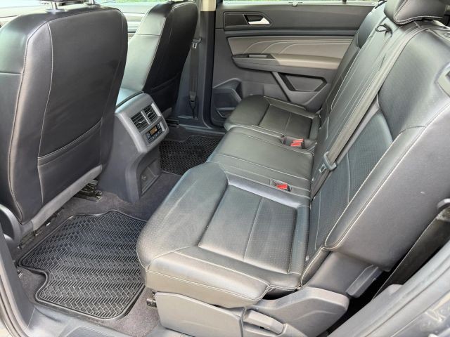 Volkswagen Atlas Vehicle Full-screen Gallery Image 16