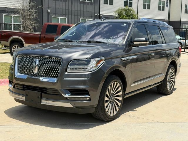 Lincoln Navigator Vehicle Full-screen Gallery Image 02