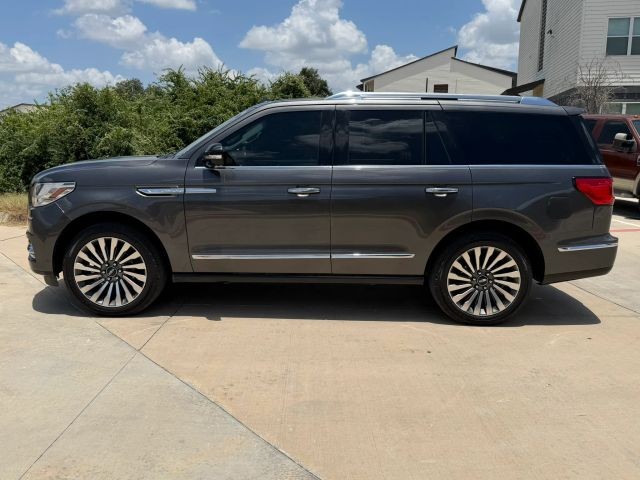 Lincoln Navigator Vehicle Full-screen Gallery Image 03
