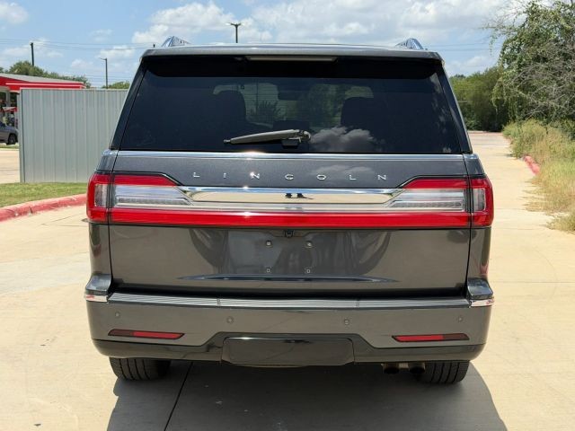 Lincoln Navigator Vehicle Full-screen Gallery Image 05