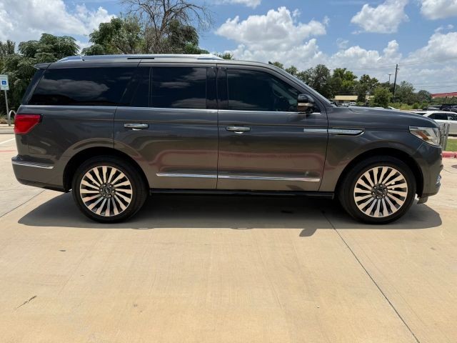 Lincoln Navigator Vehicle Full-screen Gallery Image 07