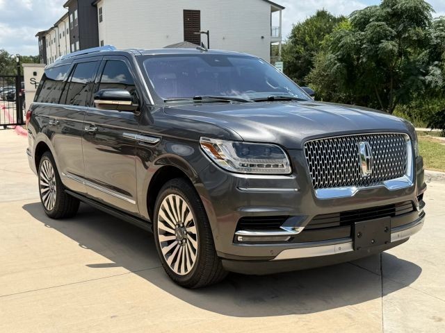 Lincoln Navigator Vehicle Full-screen Gallery Image 08