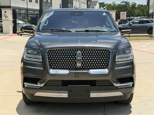 Lincoln Navigator Vehicle Full-screen Gallery Image 09