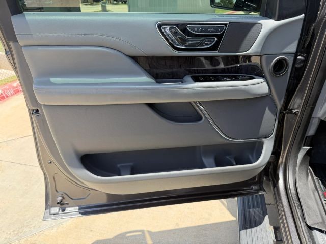 Lincoln Navigator Vehicle Full-screen Gallery Image 10